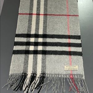 Burberry Cashmere classic check scarf